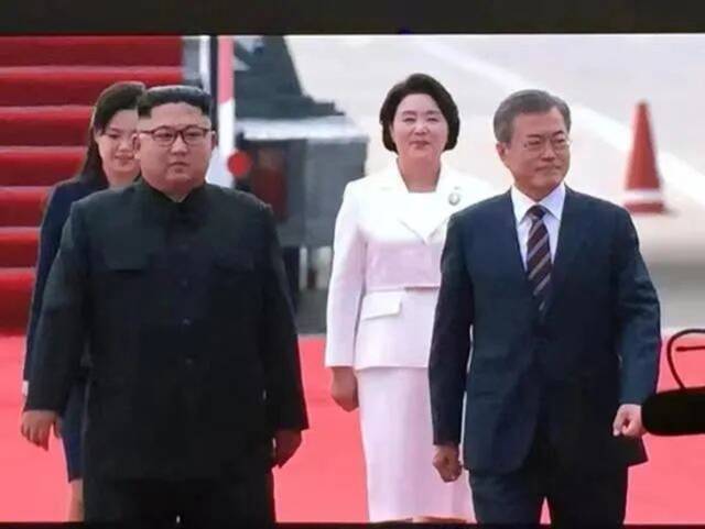 金正恩和文在寅共同检阅朝鲜人民军仪仗队