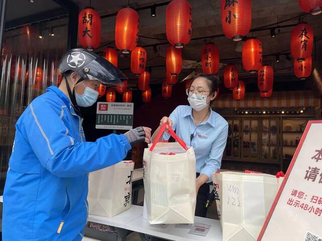 “堂食转外卖”首日：小龙虾外卖量猛增，老字号招牌美味受欢迎