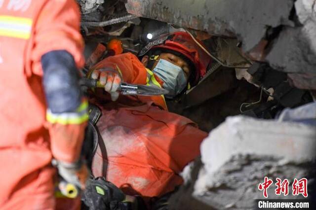 4月29日，救援人员用铁铲破拆。杨华峰摄