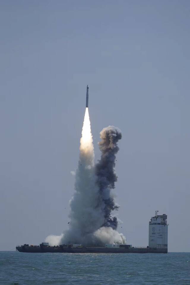 第3次海上发射，长十一火箭点火升空。中国运载火箭技术研究院供图史啸摄