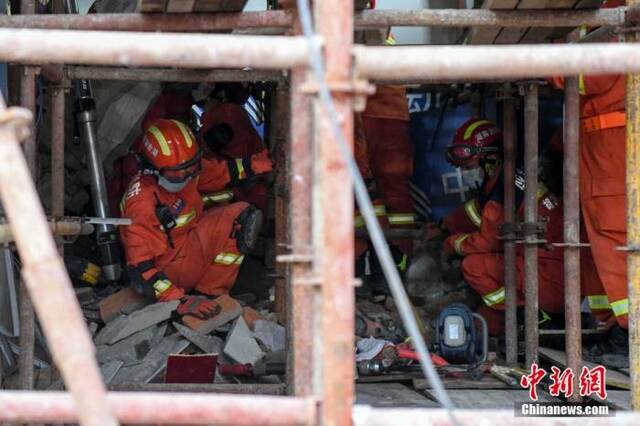 5月1日晚，长沙望城区“4.29”居民自建房倒塌事故现场，经过50多个小时的救援，第7名被困人员被救出。杨华峰摄