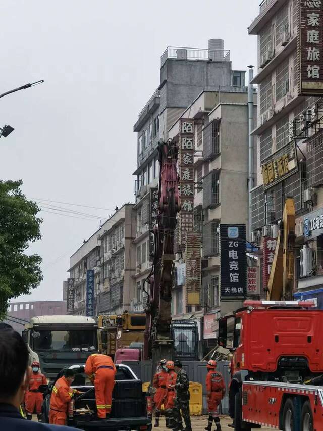 发生楼房倒塌事件的商业街内商铺林立，家庭旅馆随处可见。中青报·中青网记者洪克非/摄