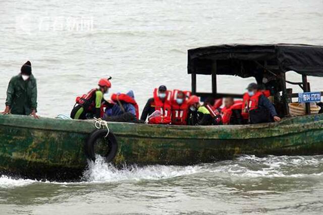 视频｜消防风雨中鏖战13小时 9渔民被困搁浅渔船终获救