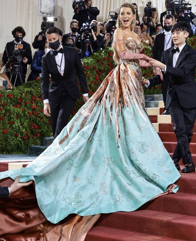 谷爱凌亮相2022Met Gala，“莱托少爷”被认错闹“乌龙”