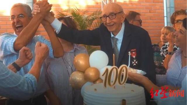 ▲今年4月19日，在同事、朋友和家人的陪伴下，奥斯曼迎来了自己100岁的生日