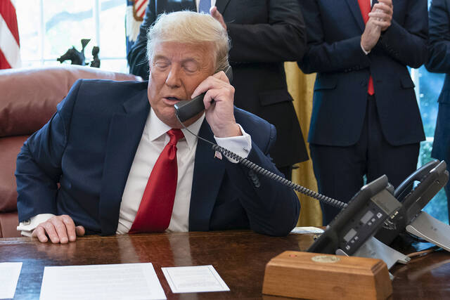 当地时间2020年10月23日，美国华盛顿特区，美国总统特朗普在白宫打电话。图自视觉中国