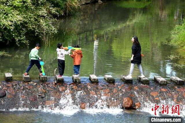 市民在九峰村游山玩水。王东明摄
