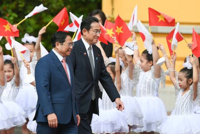 越南总理范明正欢迎岸田来访，这已是两人任内第三次会晤。图源：越南政府新闻网
