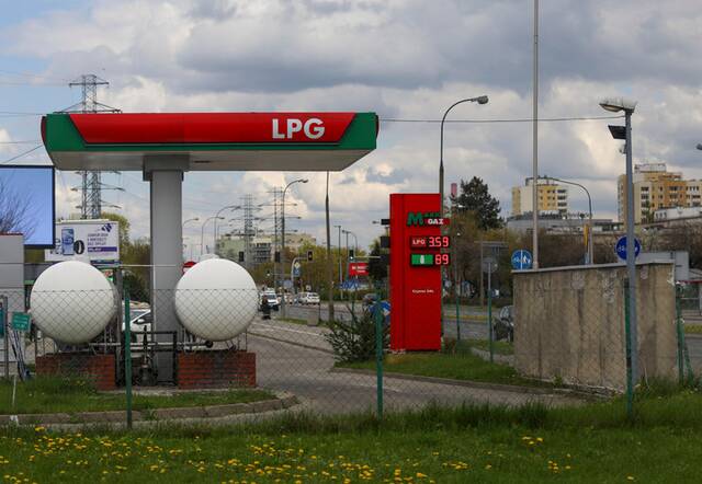这是4月27日在波兰首都华沙拍摄的一个天然气站。新华社记者周楠摄