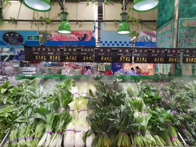 5月3日，在漳州市芗城区大润发超市内，各种蔬菜一应俱全。新华社记者吴剑锋摄
