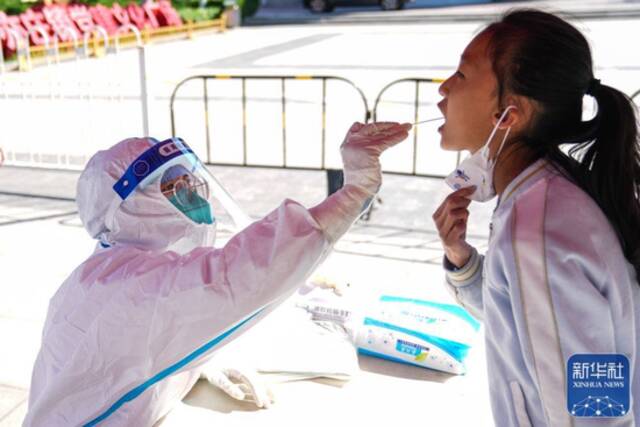 4月30日，北京市民在进行核酸检测。新华社记者彭子洋摄