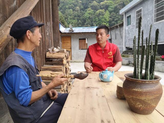 青年设计师和立烈村老人在改造后的庭院里交流。新华社记者白田田摄