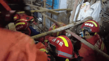 长沙自建房倒塌事故获救者见到了“一定救你出去”的消防员