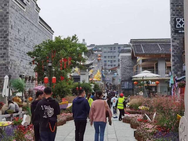 “五一”假期，南昌万寿宫历史文化街区吸引大批游客。（受访者供图）