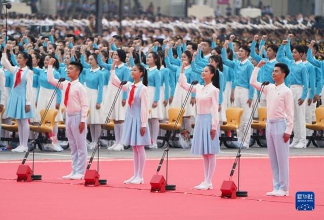 2021年7月1日上午，庆祝中国共产党成立100周年大会在北京天安门广场隆重举行。这是共青团员和少先队员代表集体致献词。新华社记者陈晔华摄