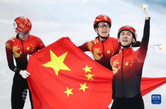2月5日，中国队选手武大靖（右一）在比赛后庆祝。在首都体育馆举行的北京2022年冬奥会短道速滑项目混合团体接力决赛中，中国队夺得冠军。新华社记者杨磊摄