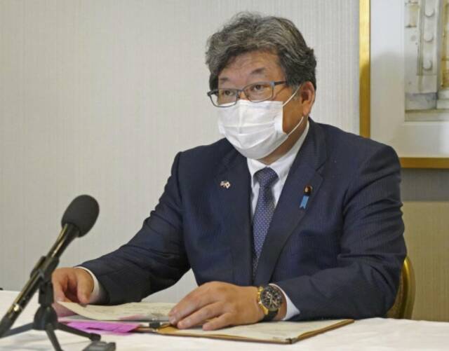 日本经济产业大臣萩生田光一在记者会发言。（日本共同社）