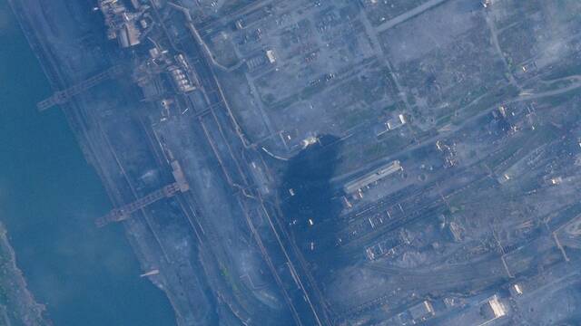 当地时间2022年5月4日，乌东部城市马里乌波尔，PBC行星实验室拍摄的卫星图像显示了亚速钢铁厂的受损情况。