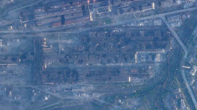 当地时间2022年5月4日，乌东部城市马里乌波尔，PBC行星实验室拍摄的卫星图像显示了亚速钢铁厂的受损情况。