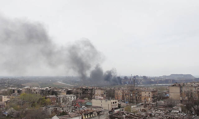 当地时间2022年5月3日，乌东部城市马里乌波尔，亚速钢铁厂遭炮击，浓烟滚滚。