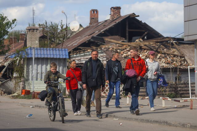 当地时间2022年5月3日，乌东部城市马里乌波尔，该地区不断遭受炮击，城市内遍地废墟，居民正在撤离。