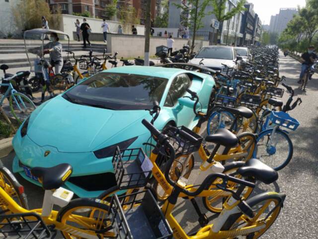 北京多条公交地铁封闭甩站 上班首日共享单车扎堆
