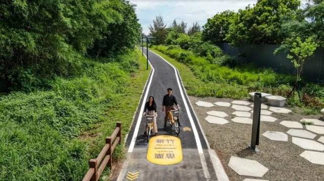 台湾新竹市府在自行车道交界处设置“竹苗交界标线”。图片来源：台湾联合新闻网新竹市府供图