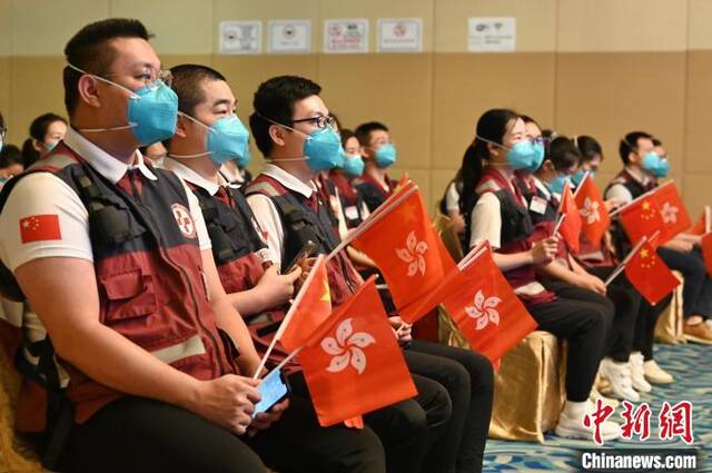 香港特区政府举办“感谢内地援港医疗队支持香港抗疫工作”仪式，感谢内地援港医疗队。李志华摄