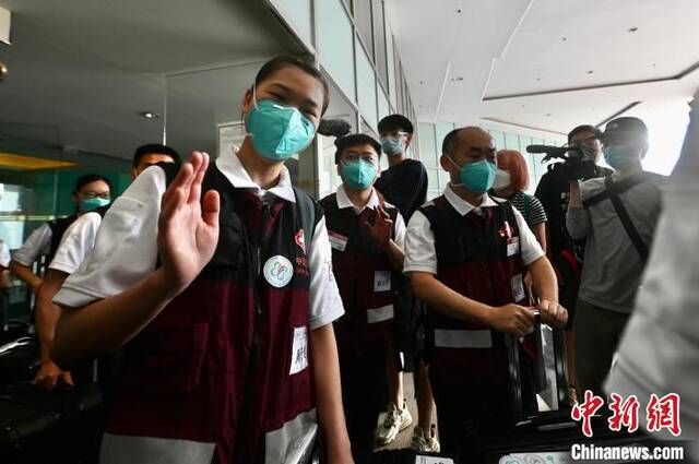 内地援港医疗队登上车辆离开香港。李志华摄