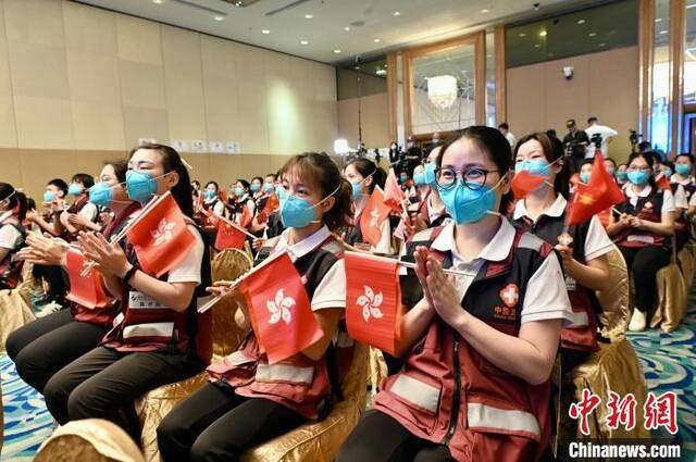 香港特区政府举办“感谢内地援港医疗队支持香港抗疫工作”仪式，感谢内地援港医疗队。李志华摄