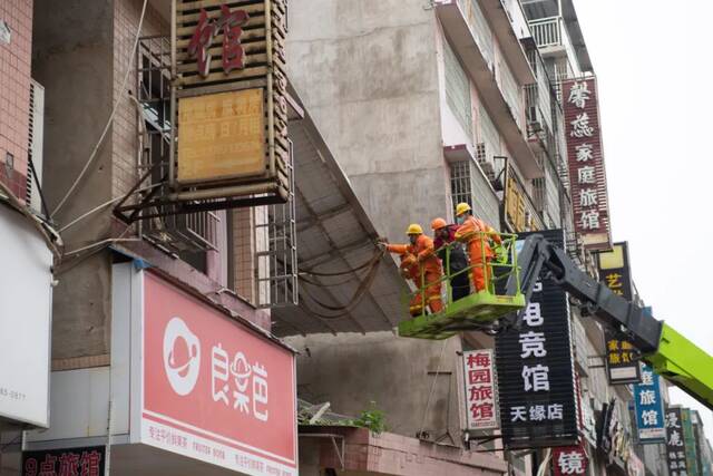 5月1日，救援人员在湖南长沙居民自建房倒塌事故现场进行救援。新华社记者陈思汗摄