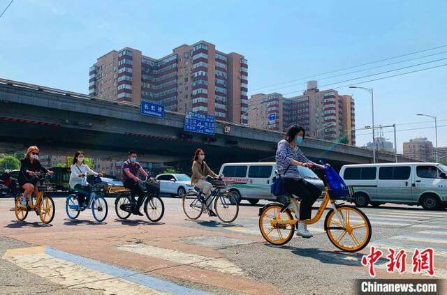 5日，北京东三环附近正骑单车出行的市民。共享单车企业供图。