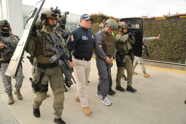 哥伦比亚头号毒枭乌苏加被引渡到美国现场图。（图源：哥伦比亚总统杜克）