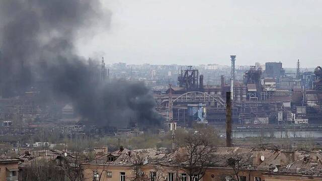 当地时间5月3日，乌东部城市马里乌波尔，亚速钢铁厂遭炮击，浓烟滚滚。图自人民视觉