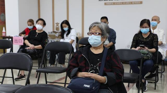 广州市海珠区的社区疫苗接种点，接种疫苗后的老年人在留观休息（2022年4月7日摄）。新华社记者王瑞平摄