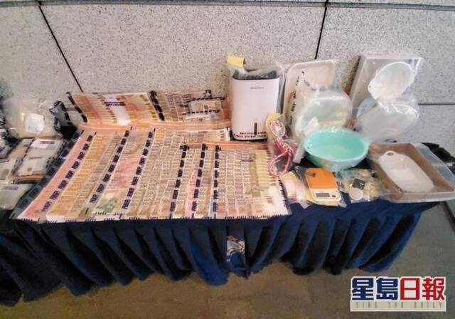 香港元朗一住宅单位内发现一批毒、包装工具和大量现金。图片来源：香港《星岛日报》。