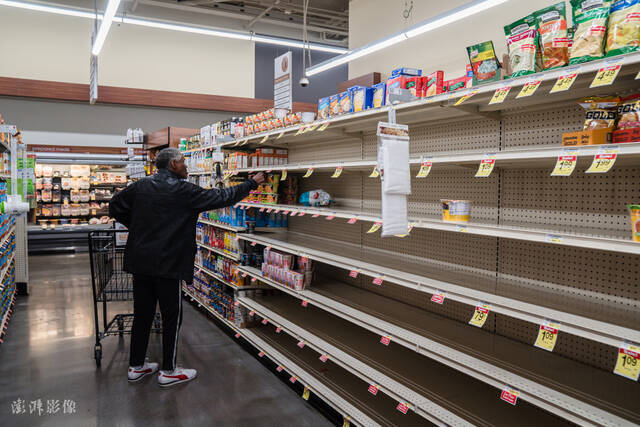 美国一家超市不少货架上的商品已缺货。（资料图）