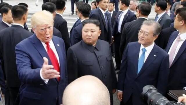 特朗普2019年参加完大阪G20峰会后，前往韩国，并和文在寅一起在朝韩交界之地见到朝鲜领导人金正恩图：央视网