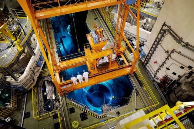 2021年11月6日，“华龙一号”示范工程第2台机组——中核集团福清核电6号机首炉燃料装载正式开始。图/中新