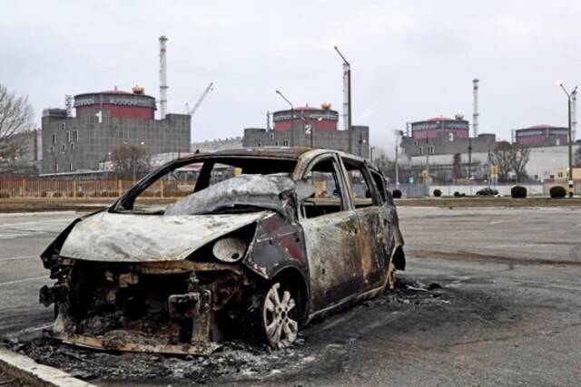 3月8日，乌克兰扎波罗热核电站周边，一辆被烧毁的汽车。图/人民视觉