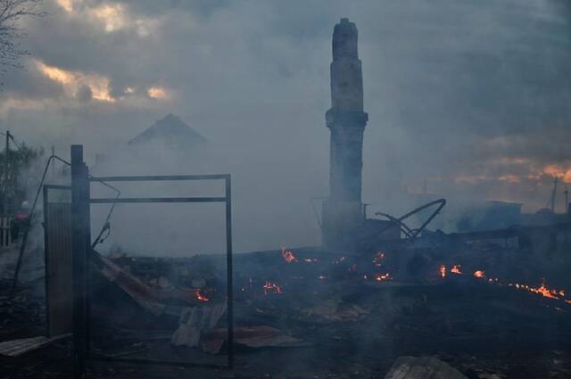 俄罗斯鄂木斯克遭沙尘暴袭击 多处森林火灾情况恶化