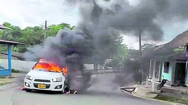 哥伦比亚贩毒集团报复焚烧路边车辆（《时代报》报道截图）