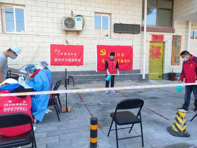 滨河街道党员志愿者为检测场地进行环境消杀