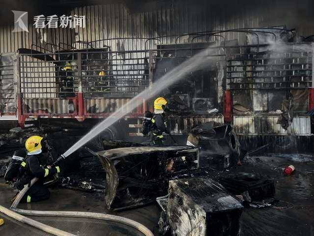 视频｜凌晨货车突燃大火殃及旁边仓库 所幸无人伤亡