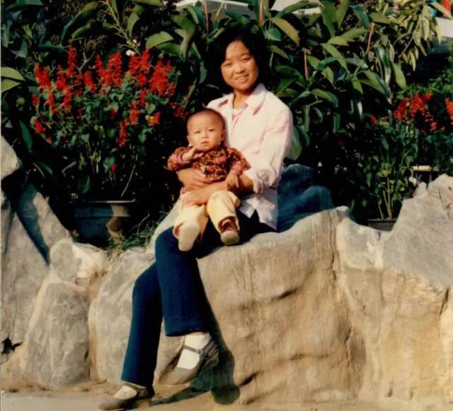 2岁的杜晓阳和母亲苏敏的合照。受访者供图