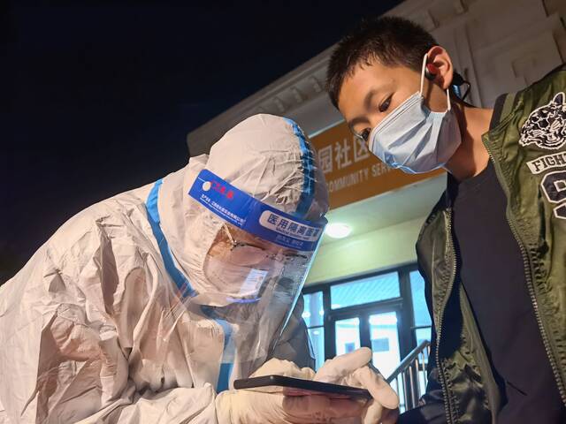 北京顺义新一轮核酸筛查：为方便居民，他们坚守到晚上