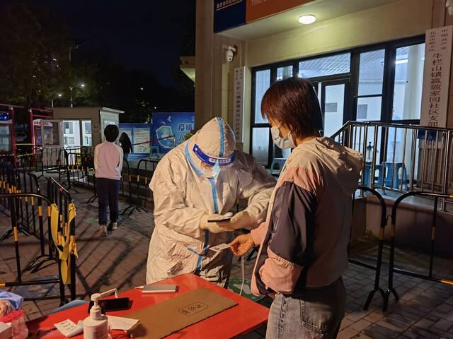 北京顺义新一轮核酸筛查：为方便居民，他们坚守到晚上