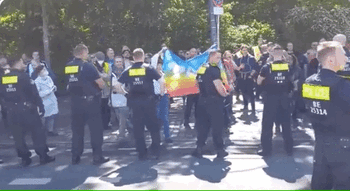 乌克兰驻德大使给苏军敬献花篮，抗议者高喊：纳粹，滚出去！