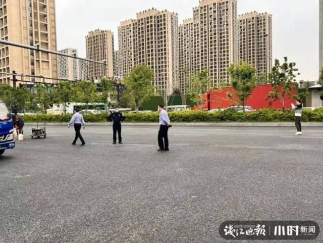 突发！今天凌晨杭州一路口夜宵摊被撞，三人受伤送医，目击者讲述揪心一幕