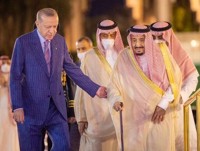 4月28日，在沙特阿拉伯吉达和平宫，沙特国王萨勒曼（前右）迎接到访的土耳其总统埃尔多安。新华社发（沙特通讯社供图）